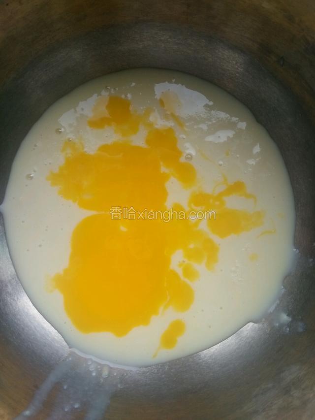 炼乳和蛋黄搅拌均匀