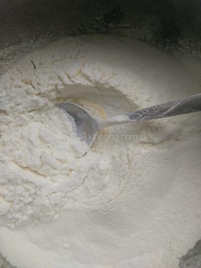 泡打粉和低筋面粉混合，过筛到炼乳液里。