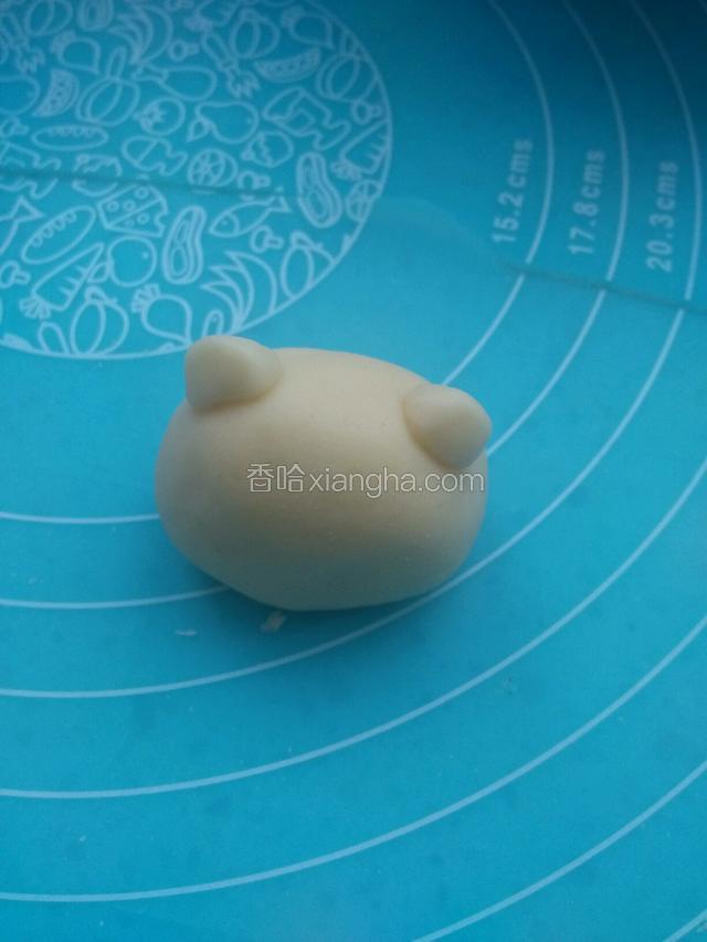 包起来，整形，猫耳朵是从下一个面剂上揪出来整好沾上去的