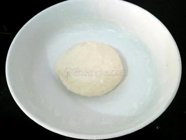 揉成比较光滑的面团，用保鲜膜盖好，醒面二十分钟