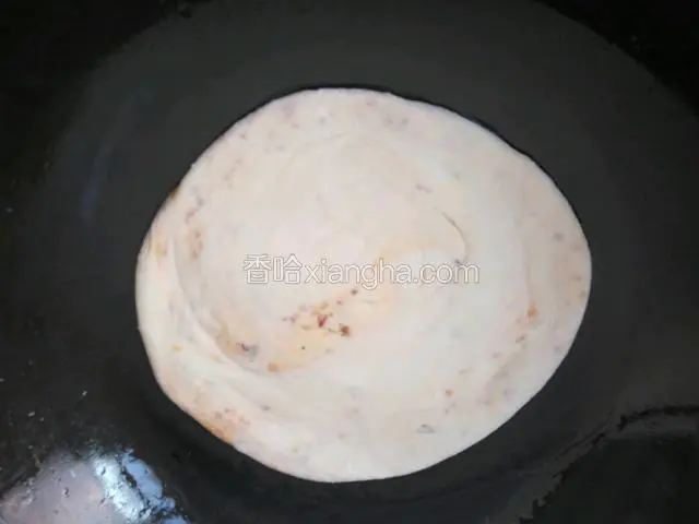 锅里放油，小火烙饼
