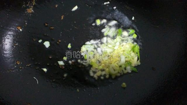 锅留低油，放入葱姜蒜爆香