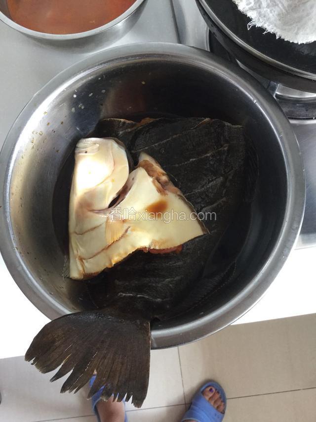 鸦片鱼洗好用料酒生抽腌制20分钟