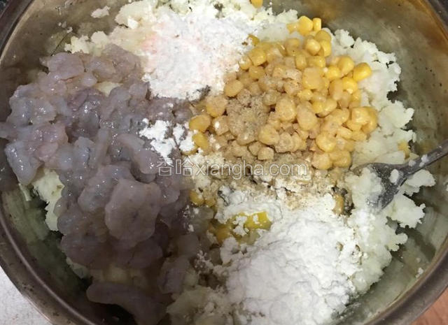 加入所有材料和调味料