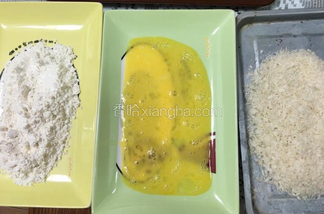 依次裹上面粉，鸡蛋液和面包糠