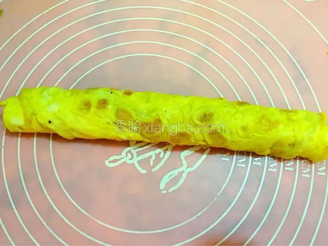 将蛋饼卷起来，继续摊下一个鸡蛋饼，摊好和第一个蛋卷一起卷起来，卷紧，直到四个鸡蛋全部摊完卷好
