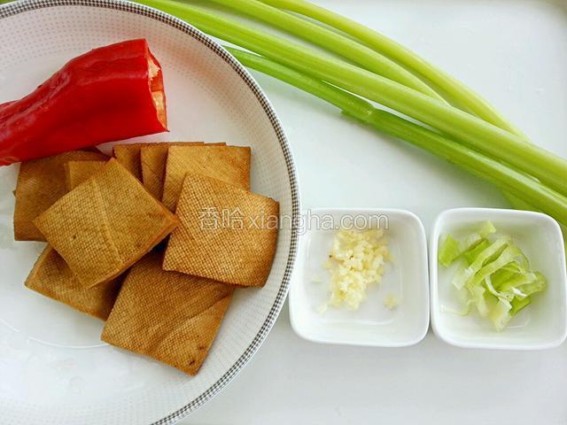 准备食材：葱切葱花；蒜拍成蒜末