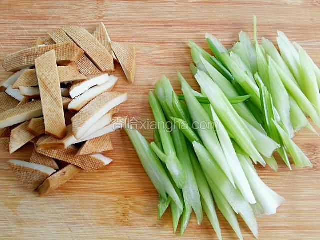 芹菜切斜段、豆干切条状