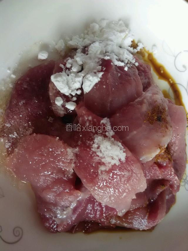 往肉片加入适量的食用油，盐，白糖，生抽，老抽，生粉，五香粉。