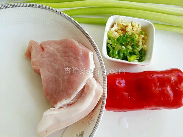 准备食材：葱姜蒜切末