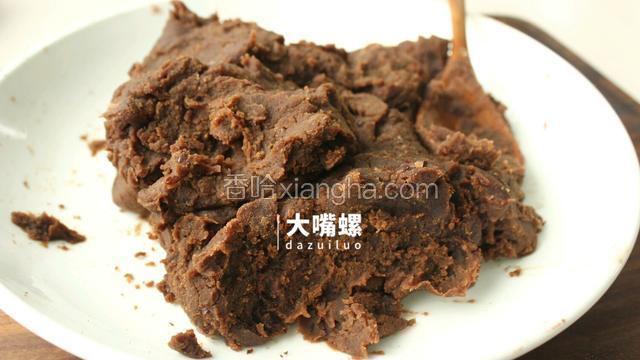 待冷却后红豆沙就算完成了，做好的红豆沙用不完还可以放入冰箱中，非常容易保存