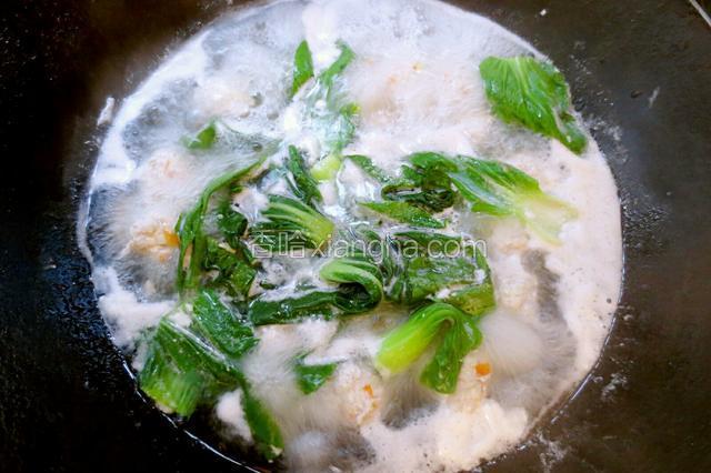 水开后待丸子浮起后，放入青菜，加适量盐，生抽，香油和胡椒粉调味。