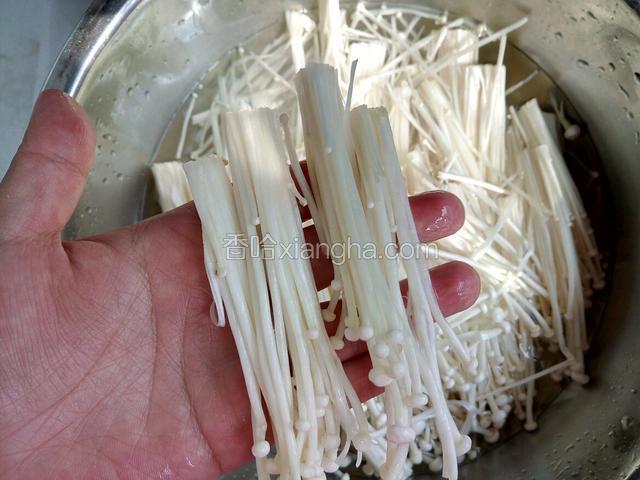 洗净，择成手指粗的小朵