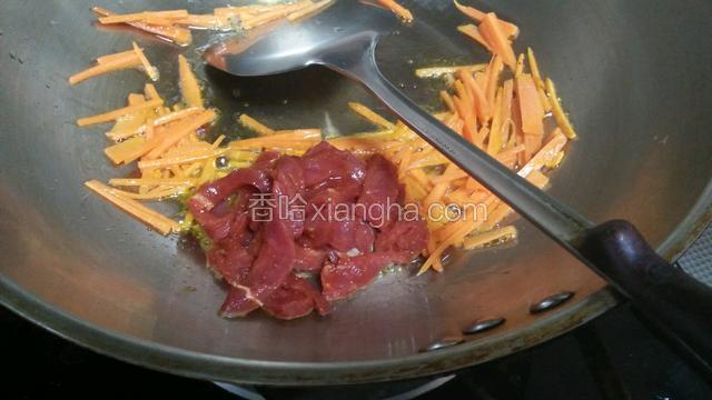 加牛肉，炒到牛肉变色