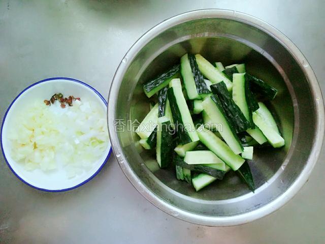 准备食材：黄瓜切条，葱切末，蒜拍碎切末，花椒十几粒