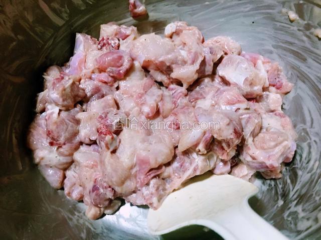 兔肉用料酒、胡椒粉、酱油、花椒油、盐拌匀腌制半小时