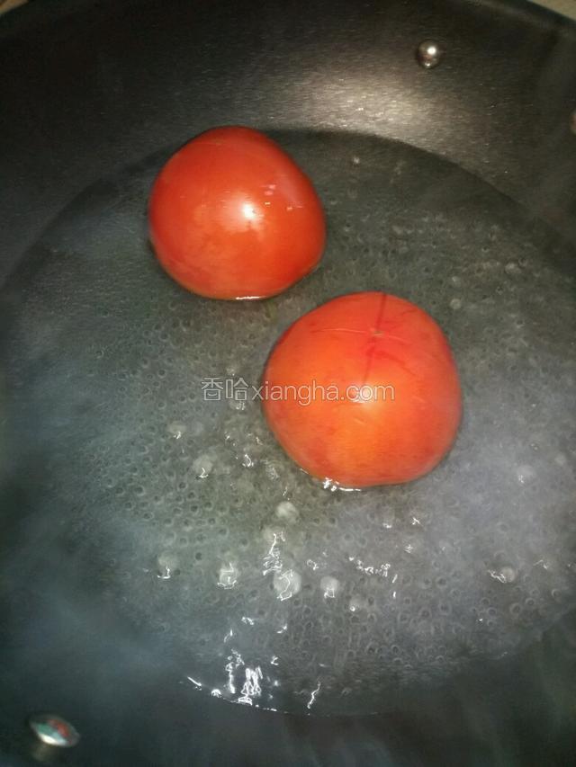 番茄在沸水里面煮2-3分钟去皮