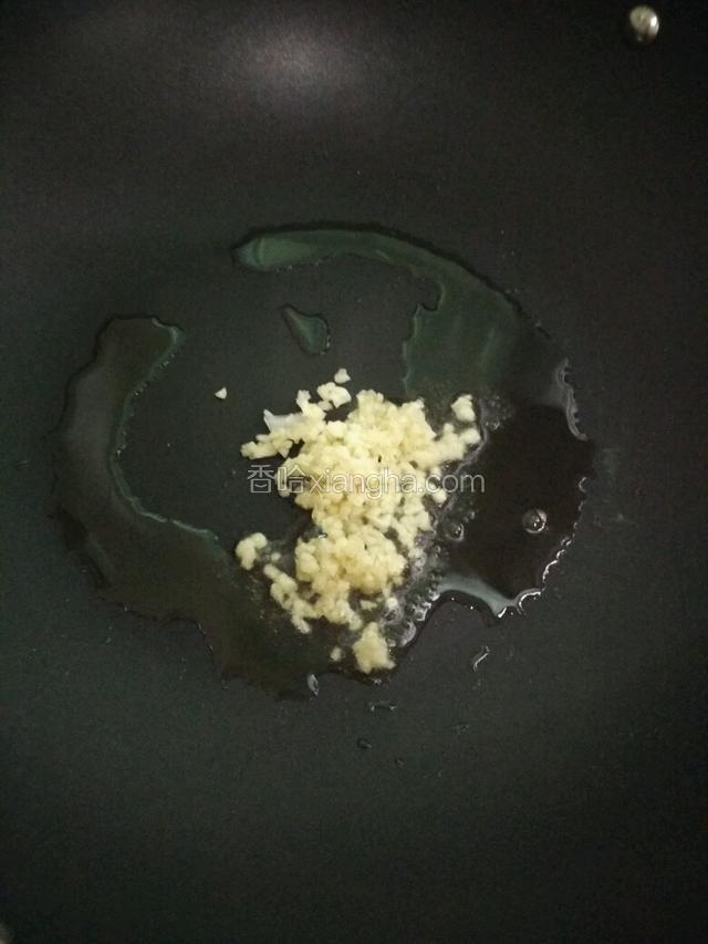 下大蒜爆香
