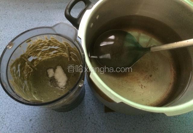 锅里烧一锅开水，大约2500ml，茶糊那里加入盐，搅拌均匀后，倒入开水中，再次混合均匀。