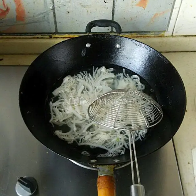 锅中烧热水，水开后放入牛百叶焯一下，再次煮开即可捞出，过凉水控干水分放入大碗中。