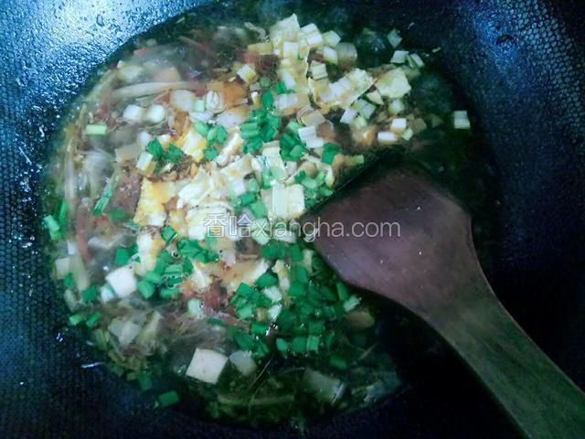 这时候把葱花韭菜花和鸡蛋丁倒入汤汁，搅拌均匀关火，放点鸡精拌匀