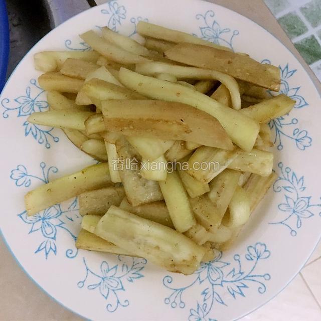 炒软后盛出备用