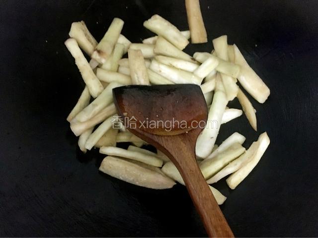 锅中放入适量的油烧热后放入茄子翻炒