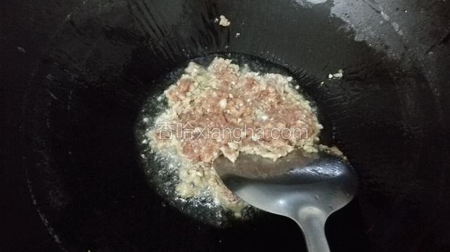 锅烧热加油倒入肉末大火翻炒3分钟。