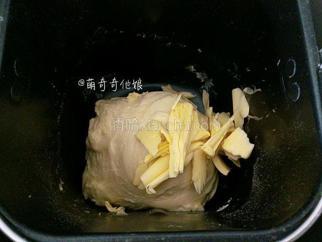 揉至扩展阶段后加入软化的黄油继续揉。