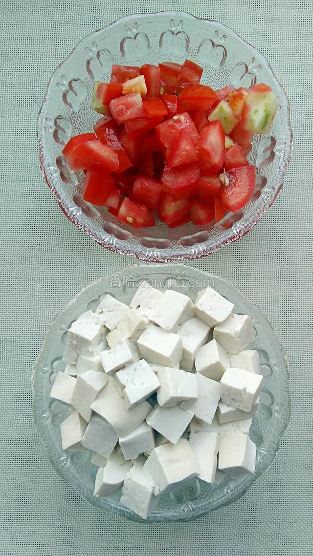 番茄洗净切小块，豆腐也切小块。