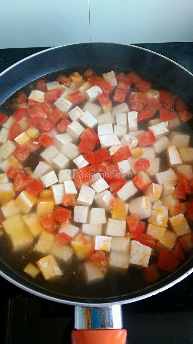 水沸腾后倒入豆腐块，煮一分钟左右。