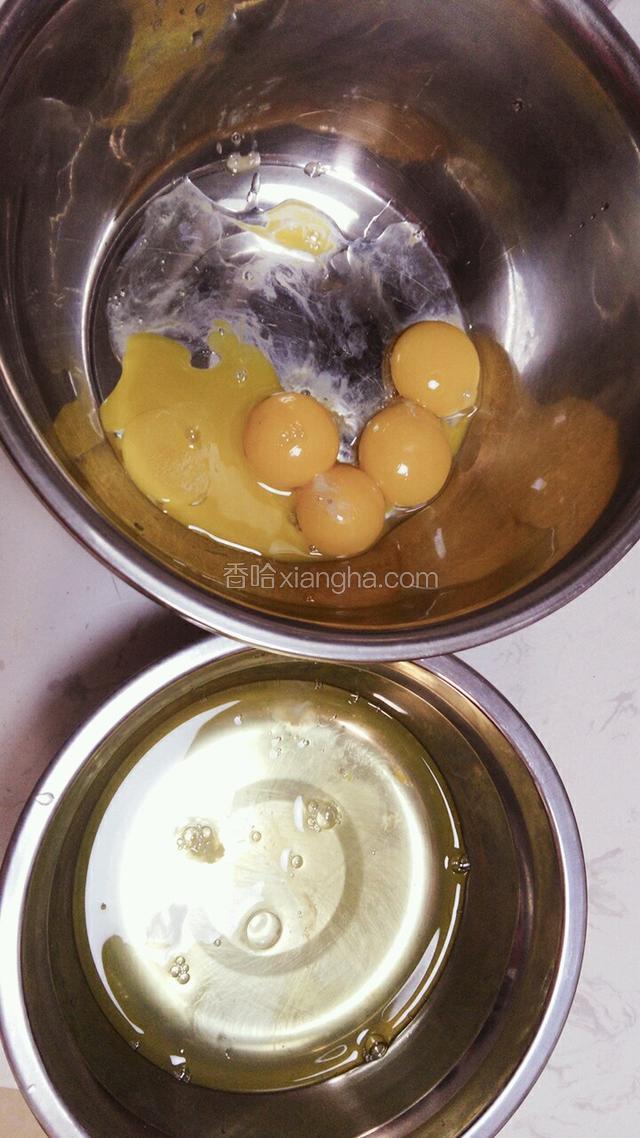 把蛋清与蛋白分离，装蛋清蛋黄的容器一定要干净没有水，不然不容易打发，我没有电打蛋器，在蛋清中加入几颗盐，然后放冰箱冷冻至蛋清边缘结霜，这样有利于打发