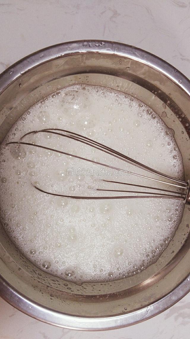蛋白打成粗泡后，加第一次白糖，