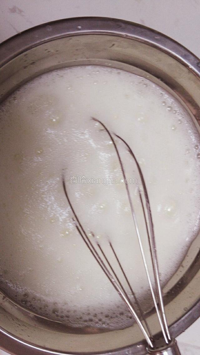 继续打发，呈细腻的泡沫加第二次白糖
