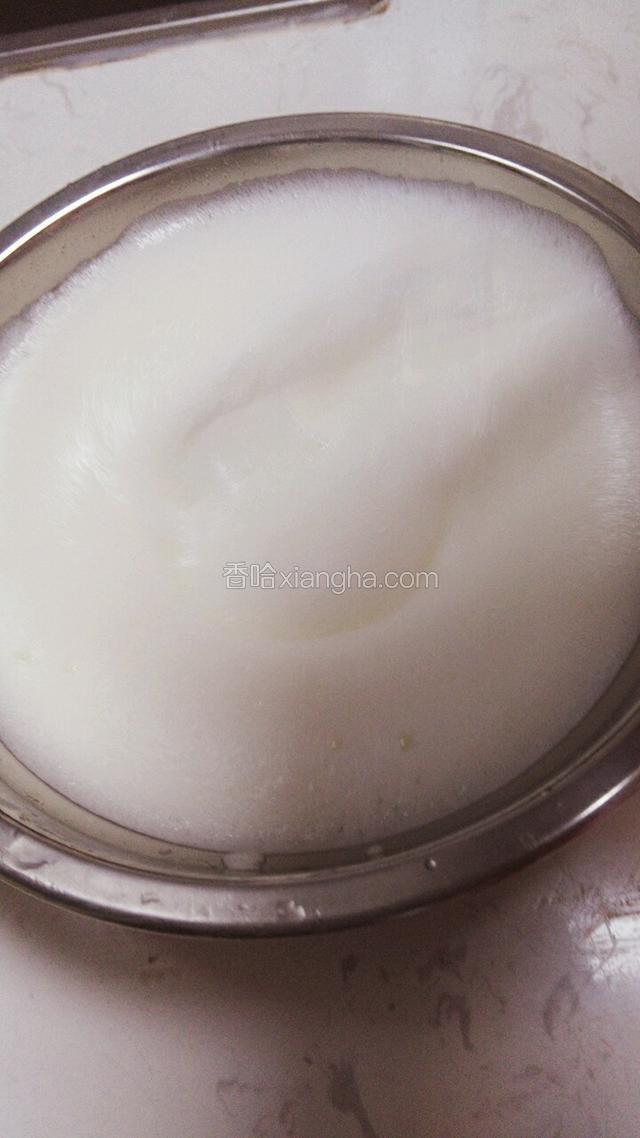 打发成湿性泡发，此时状态呈弯钩状，加第三次白糖