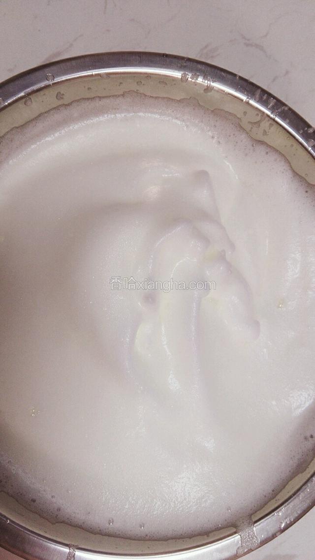 最后直至打发成硬性泡发，呈直立的三角形小尖