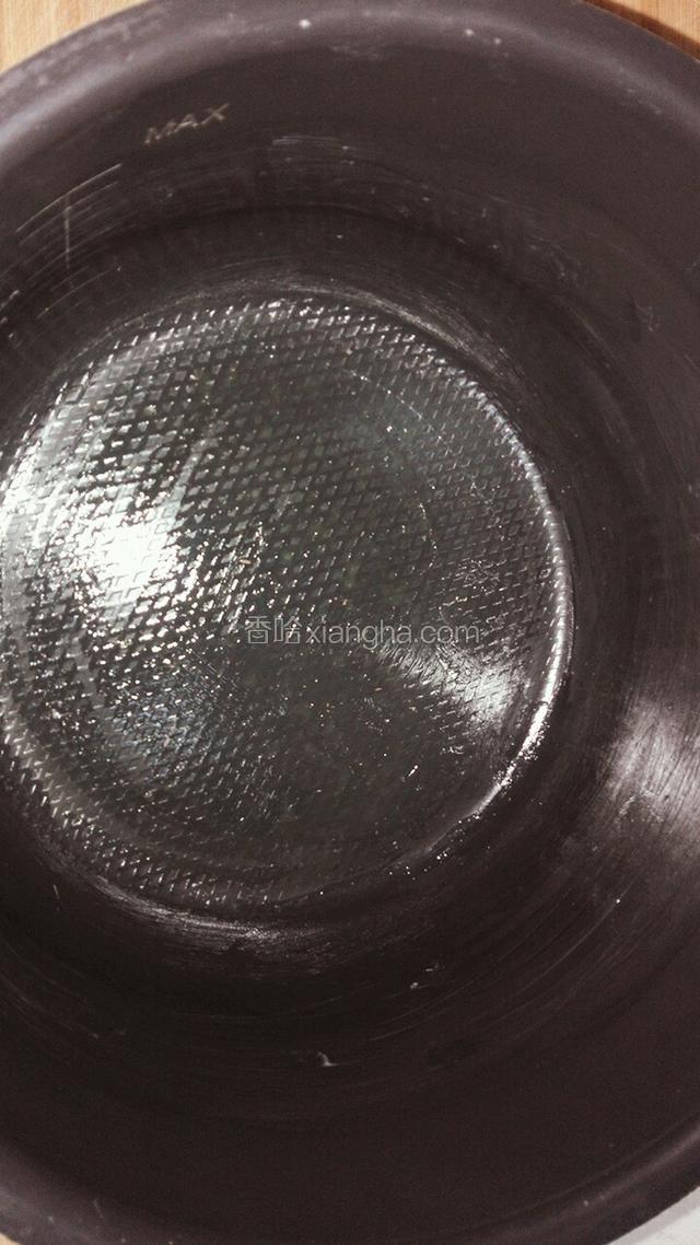 下面关键预热电饭煲，将电饭煲底和周围抹上薄薄的一层黄油，避免蛋糕出锅时粘住电饭煲壁，