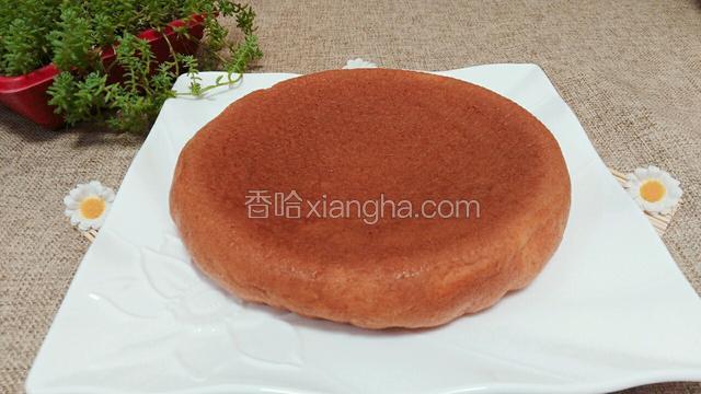 按下电饭煲蛋糕键，45分钟后自动提示保温，不用管它，让它焖20分钟左右，就可以出锅啦！这样香喷喷的蛋糕就好啦，凉几分钟把锅倒扣在盘子里，可以慢慢享用啦！