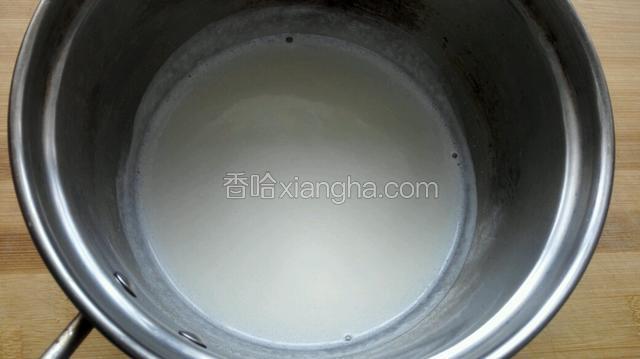 15克白凉粉放入200克牛奶，20克白糖搅拌均匀，小火加热沸腾之后关火！