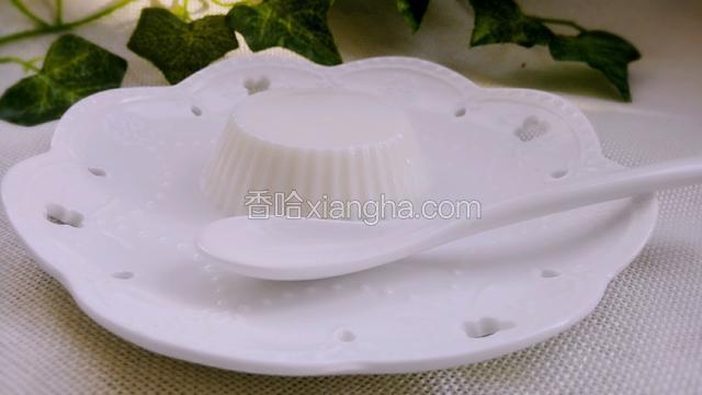 轻轻脱模，可以加上自己喜欢的果酱！开吃吧！