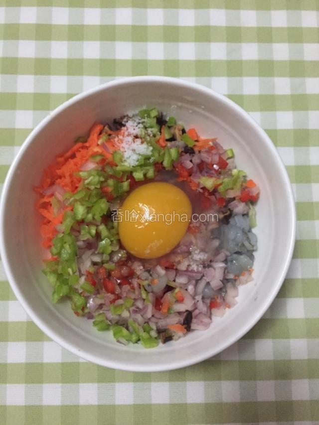 打入鸡蛋，加调味料搅拌