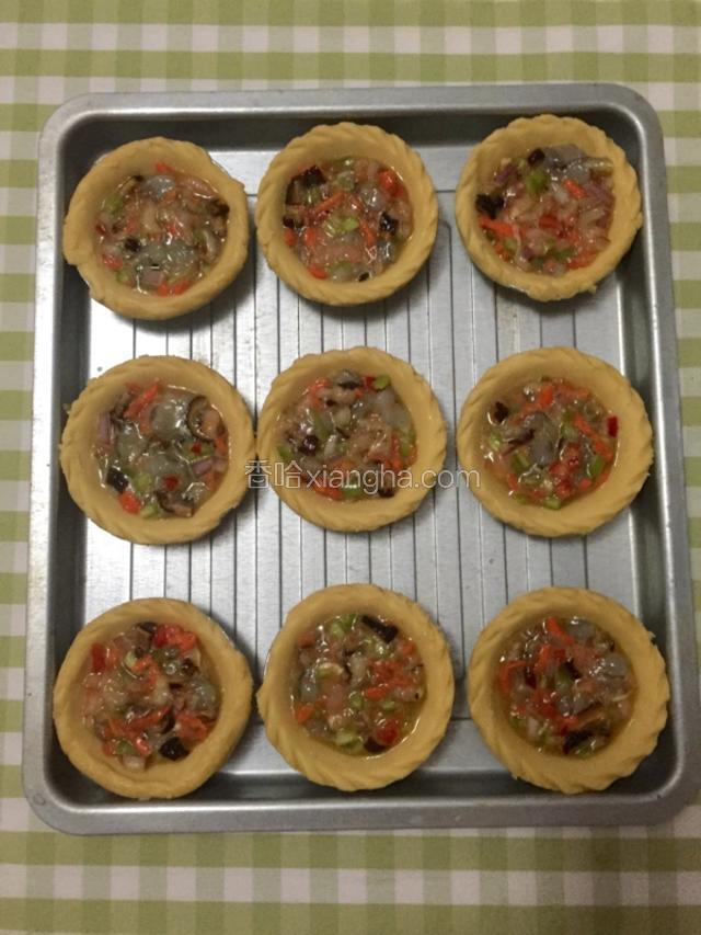 把料放进蛋挞碗里，装八分满。