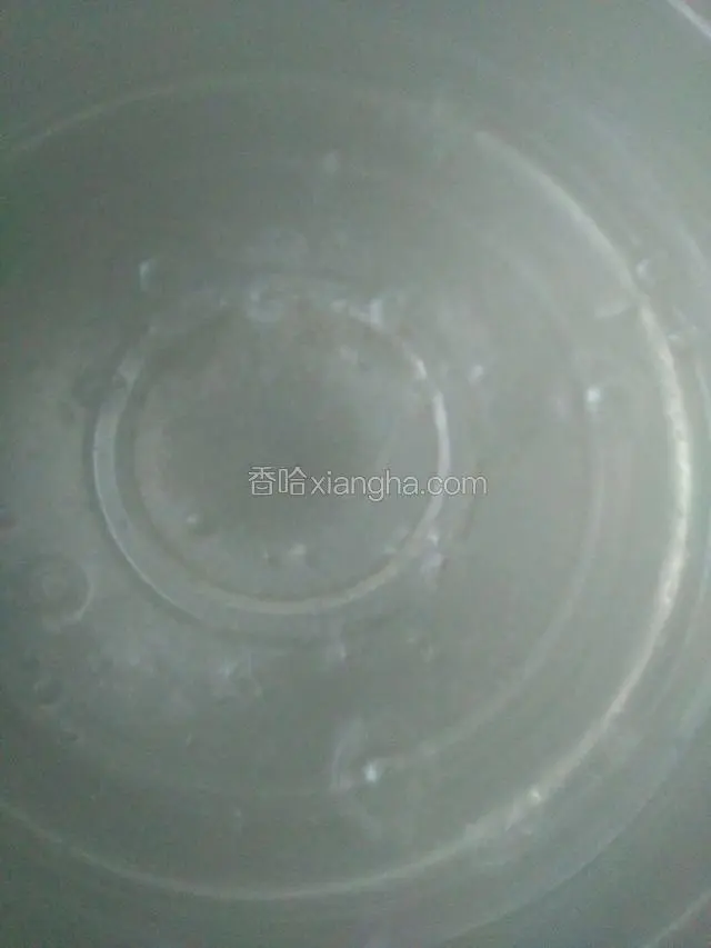 白糖加入水里，烧开