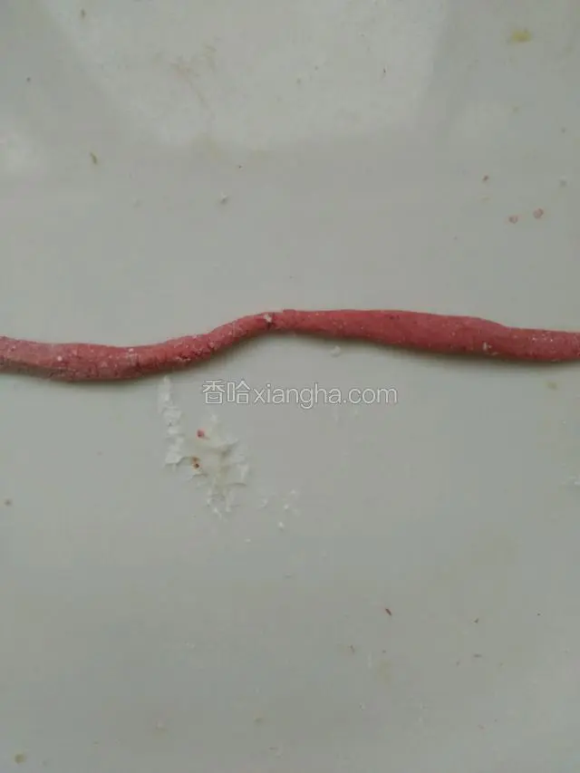 从剩下的面团里揪下面，搓成细条做自己想要的花式，其实如果有模具最好。