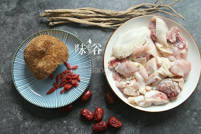 准备好材料，鸡肉斩块。