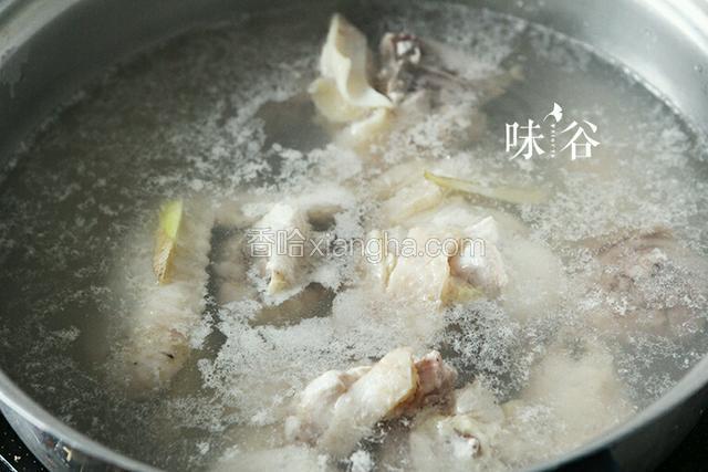 鸡肉和姜片一起下锅，加清水烧开4分钟，撇去血水后捞出来洗干净备用。