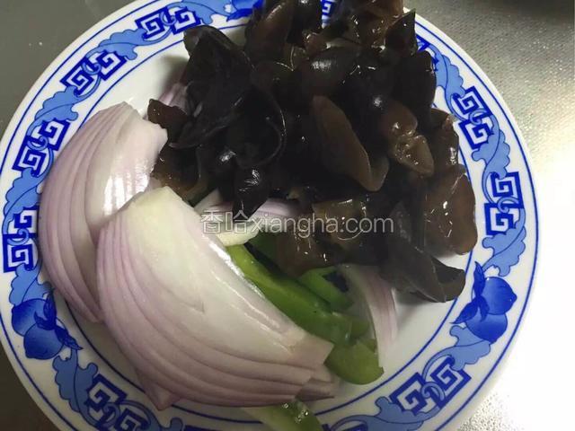 所需食材：黑木耳，洋葱，彩椒；