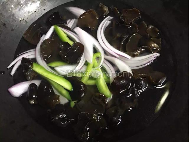 所有食材入锅焯水后捞出控干水份；