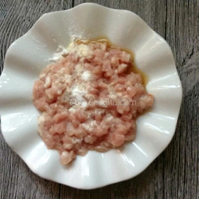 瘦肉剁成末加适量生粉料酒捏上劲。
