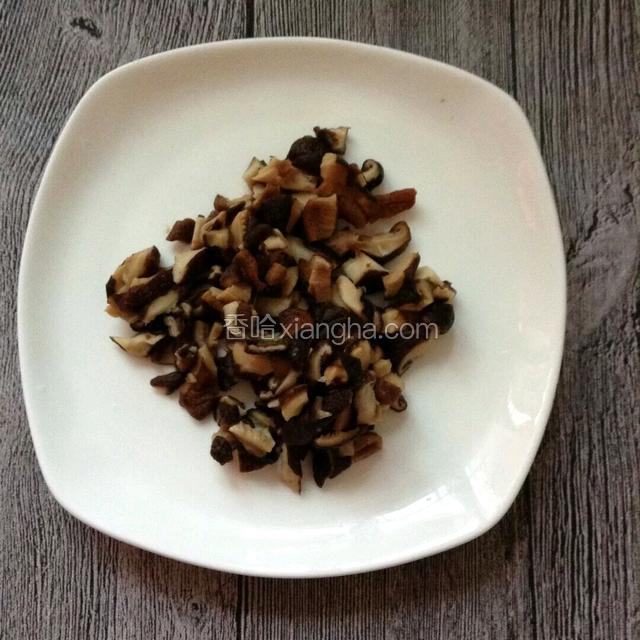 香菇提前泡发切成末。